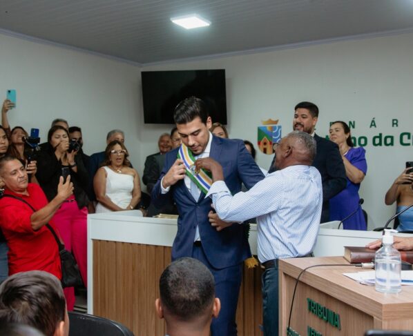 Foto colorida da posse de Jonas Magno - Metrópoles