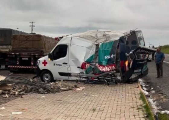 Imagem colorida, ambulância após o capotamento- Metrópoles