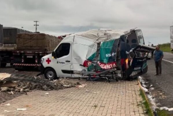 Imagem colorida, ambulância após o capotamento- Metrópoles