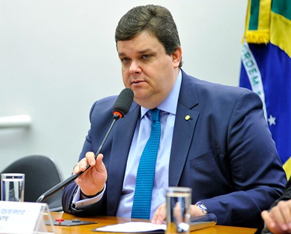 Parlamentares criticam indicação de Woney Queiroz como mudança superficial, sem impacto nas soluções para a crise da Previdência.