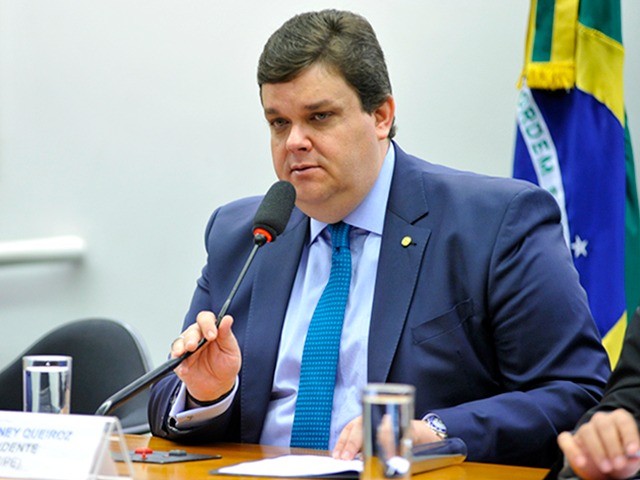Parlamentares criticam indicação de Woney Queiroz como mudança superficial, sem impacto nas soluções para a crise da Previdência.