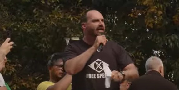 O deputado federal Eduardo Bolsonaro (PL-SP) durante discurso neste sábado, 7, na Avenida Paulista, em São Paulo