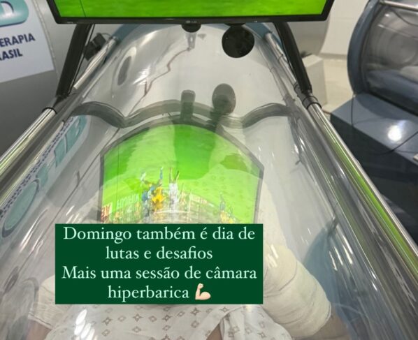Foto colorida de Lúcio em câmara hiperbárica - Metrópoles