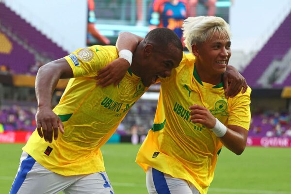 Foto colorida de jogadores do Mamelodi Sundowns - Metrópoles