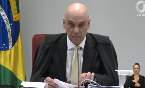 O ministro Alexandre de Moraes que, em tom de brincadeira, foi convidado por Bolsonaro para ser vice na candidatura à Presidência da República, em 2026: 'piada de efeito', diz jurista