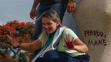 A cabeleireira Débora dos Santos, condenada a 14 anos de prisão pelo ministro do STF Alexandre de Moraes: batom na estátua