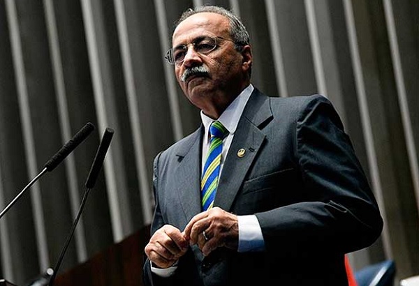 Senador Chico Rodrigues, vice-presidente da frente parlamentar ligada à entidade investigada, foi flagrado com dinheiro na cueca em 2020