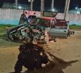 Homem embriagado foge da polícia, colide com postes e é